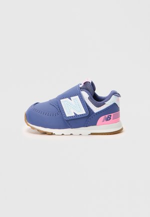 Blauer Kleinkind-Sneaker mit rosa und weißen Akzenten, Klettverschluss und Gummisohle, Seitenansicht vor einfachem Hintergrund.