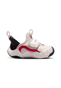 Ανοιχτό μπεζ αθλητικό παπούτσι με παχύ κυματιστό λευκό πάτο, κόκκινο διακοσμητικό κύμα, μαύρο τμήμα στη φτέρνα και λουράκι με βέλκρο στην κορυφή με λωρίδες για κράτημα.