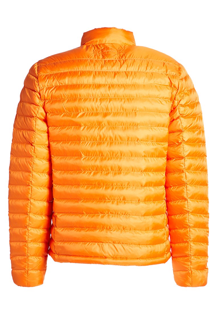 Chaqueta aislante naranja con un diseño acolchado. Tejido ligero, cuello alto y una textura suave. Sin bolsillos ni herrajes visibles.