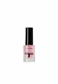 Nagelserum i en klar glasflaska med svart lock; innehåller en mjuk rosa vätska; har en svart textetikett som anger "Nagelserum" och varumärkesnamn.