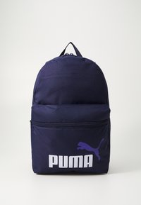 Mørkeblå ryggsekk med teksturert overflate, en frontlomme med glidelås, og en stor hvit "PUMA"-logo med en lilla kattesilhuett.