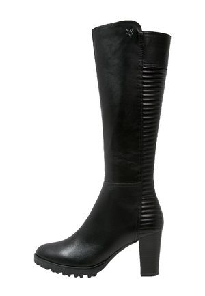 Botte noire en cuir montant jusqu'au genou, avec des détails nervurés à l'arrière, un talon haut épais et une semelle crantée.