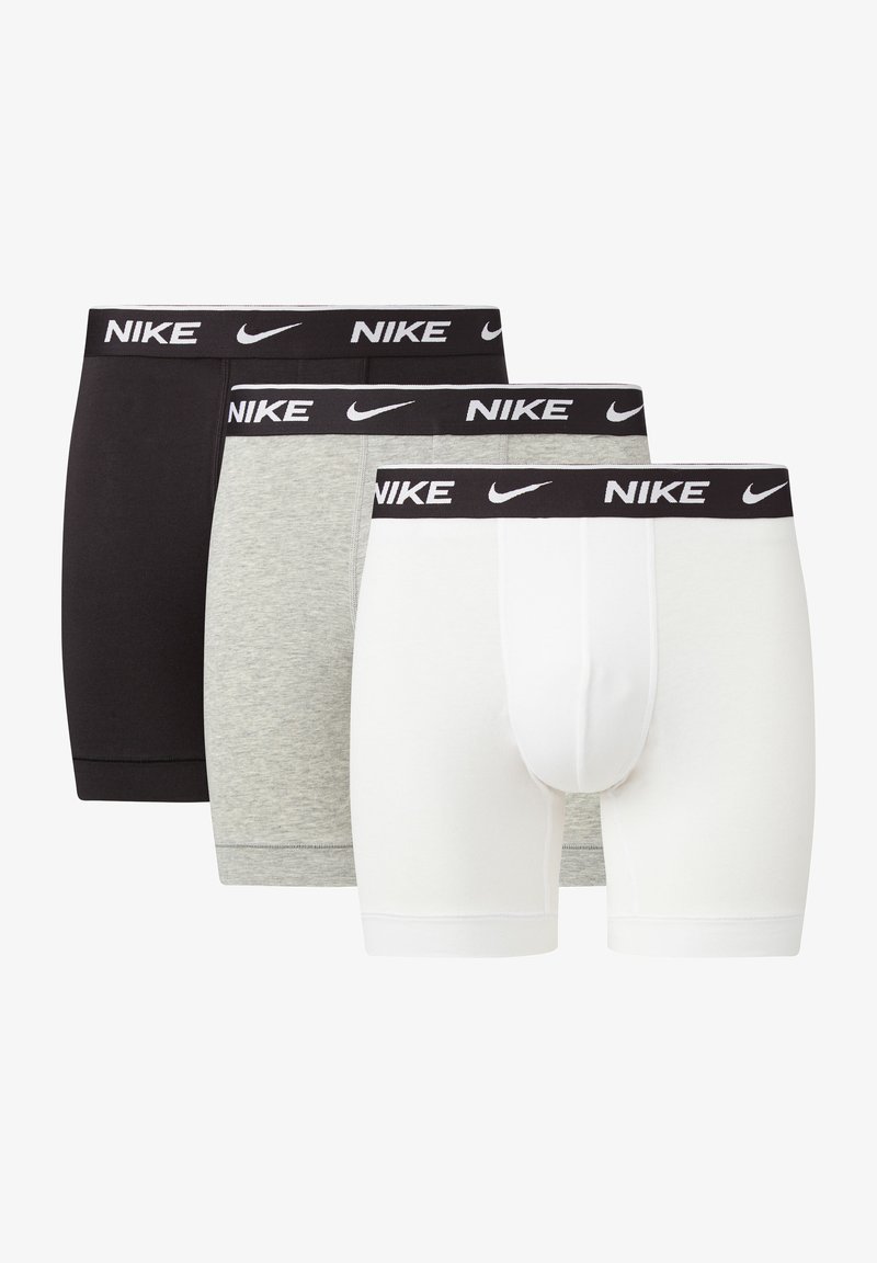 Tre paia di boxer shorts Nike in nero, grigio e bianco. Ognuno presenta un elastico in vita nero con la scritta "NIKE" in caratteri bianchi. Materiale in misto cotone.