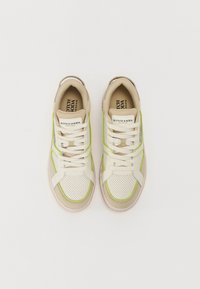 Beige Sneaker mit grünen Akzenten, durchbrochener Textur und runder Zehenpartie. Mit Branding auf der Zunge und gepolstertem Kragen.