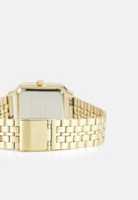 Montre en métal doré avec un boîtier rectangulaire, design de bracelet en maille, et une boucle affichant le nom de la marque "CLUSE". Fini poli lisse.