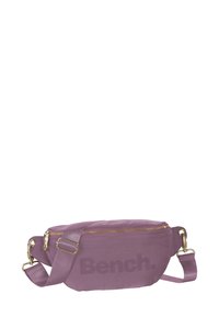 Paarse stoffen crossbody tas met een gouden rits en hardware; voorzien van een gedurfde bedrukte logo. Verstelbare schouderband en een gladde textuur.