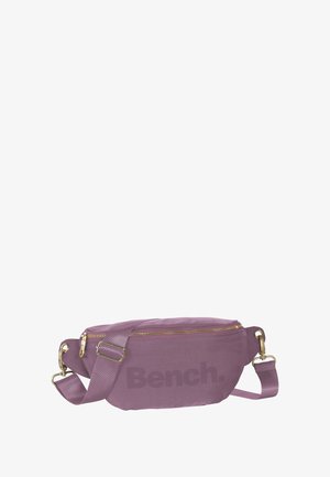 Lila Stoff-Crossbody-Tasche mit einem goldenen Reißverschluss und Beschlägen; verfügt über ein auffälliges bedrucktes Logo. Verstellbarer Gurt und glatte Textur.