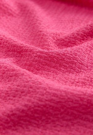 Material roz aprins cu o suprafață texturată, având valuri moi și neregulate și o senzație pufoasă, potrivit pentru diverse aplicații textile.