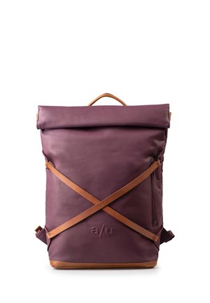 Zaino color bordeaux con design a roll-top, caratterizzato da dettagli in pelle color tan e spallacci diagonali. Include una tasca laterale con zip e un logo impresso.