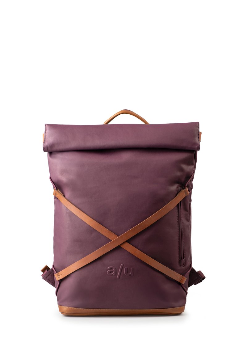 Zaino color bordeaux con design a roll-top, caratterizzato da dettagli in pelle color tan e spallacci diagonali. Include una tasca laterale con zip e un logo impresso.