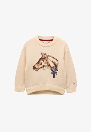 Suéter color crema con un bordado detallado de cabeza de caballo que lleva un freno y una roseta azul y rosa en el pecho, puños y dobladillo acanalados, y un detalle de herradura en la manga.