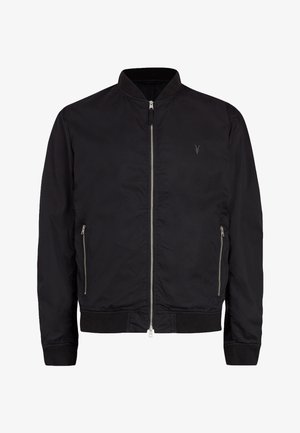 Czarna bomberka wykonana z gładkiego materiału, z zapięciem na zamek błyskawiczny, dwoma bocznymi kieszeniami oraz ścięgniętymi mankietami i dołem. Wyszywane logo na piersi.