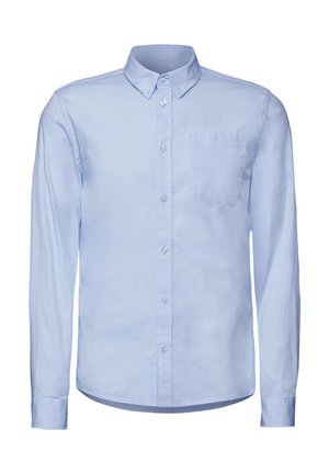 Chemise à manches longues bleu clair en coton. Présente un col boutonné, une poche frontale et une fermeture à boutons. Texture lisse et design classique.