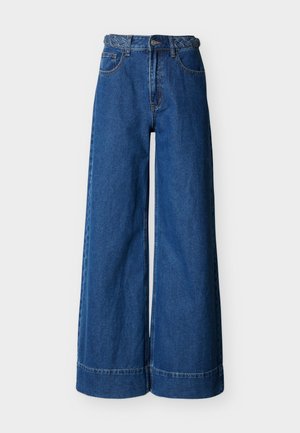 Jeans en denim bleu à taille haute et jambes larges, avec une ceinture tressée au niveau de la taille, ainsi que des poches avant classiques et une fermeture par bouton.