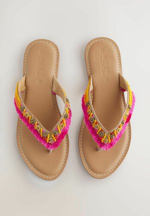 Flache Sandalen mit einer beigen Sohle und dekorativen Akzenten aus pinkem, gelbem und metallischem Faden, versehen mit einem V-förmigen Riemendesign.