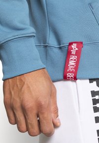 Alpha Industries BASIC HOODY SMALL LOGO - Mikina s kapucňou - airforce blue