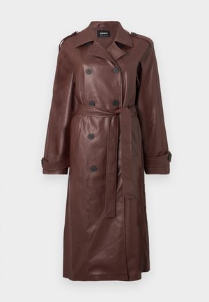 Brun skinn trenchcoat med dobbeltradede knapper, beltestrikket midje og skulderepauletter. Glatt tekstur med sidelommer.