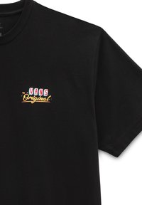 Camiseta negra de algodón con un pequeño y colorido logo "VANS Original" en el área del pecho izquierdo. Cuello redondo clásico y mangas cortas.