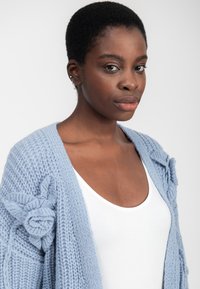 INFLUENCER FLOWER APPLICATION  - Cardigan - iceberg