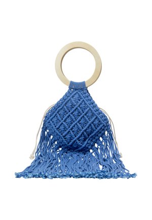 Geantă din macramé albastru cu mânere din cerc din lemn. Prezintă o formă de diamant, un model texturat și detalii franjurate la bază.