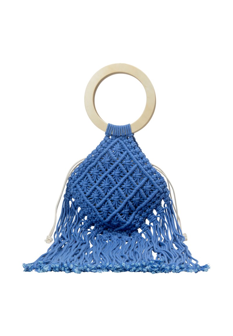 Borsa in macramè blu con manico ad anello in legno. Presenta una forma a diamante, un motivo testurizzato e dettagli frangiati alla base.