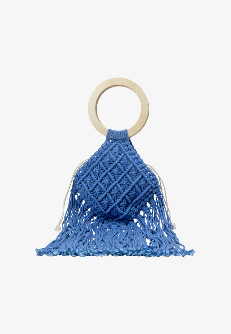 Kék makramé táska, fa gyűrűs fogantyúval. Romberős formával, texturált mintával és rojtos díszítéssel az alján.