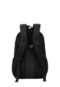 Zaino nero con schienale in rete, spallacci imbottiti, fascia toracica regolabile e tasche laterali in rete per lo stoccaggio.
