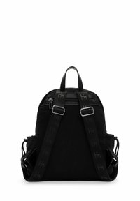 Czarny plecak wykonany z wytrzymałej tkaniny, wyposażony w regulowane paski, górny uchwyt, przednią kieszeń na suwak oraz boczne otwory dla dodatkowej przestrzeni do przechowywania.