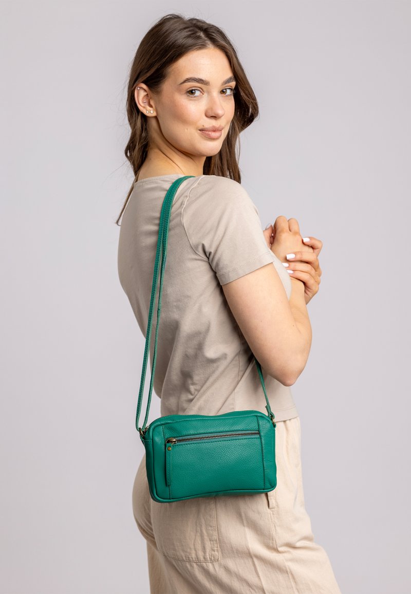 Gusti Leder DOMINIC - Umhängetasche - blaugrün