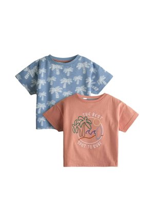 To korteærmede t-shirts til småbørn, den ene blå med hvidt palmetræsmønster, den anden støvet pink med et surfdesign og teksten "The Best Spot to Surf".