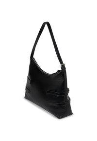 Μαύρη δερμάτινη τσάντα ώμου με μία μόνο ζώνη, κλείσιμο με φερμουάρ και διακοσμητικές λωρίδες με αγκράφες στα πλάγια, εμφανίζεται σε λευκό φόντο.