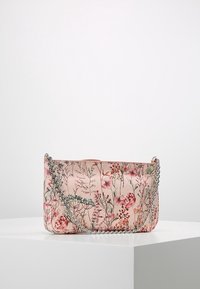 Torba na ramię we wzór kwiatowy w delikatnym różowym kolorze z srebrnym łańcuszkiem. Posiada prostokątny kształt i różnorodne motywy kwiatowe.