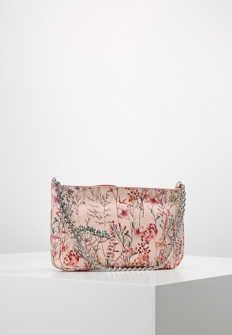 Torba na ramię we wzór kwiatowy w delikatnym różowym kolorze z srebrnym łańcuszkiem. Posiada prostokątny kształt i różnorodne motywy kwiatowe.