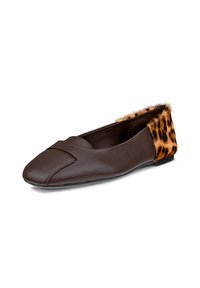 Ballerines en cuir marron avec un bout pointu et des accents en fourrure imprimé léopard au talon, mettant en valeur un design élégant et unique.