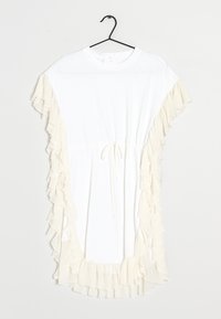 Vestido blanco con mangas cortas, que presenta volantes en crema en los costados y una cintura con cordón ajustable para un fit personalizable.