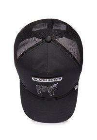 Gorra negra con malla trasera; presenta un parche en blanco y negro que dice "OVEJA NEGRA" con un gráfico de oveja. Fabricada de tela sintética, diseño estructurado.