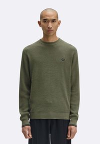 Maglione verde oliva a maglia con scollatura rotonda, motivo текстurizzato, polsini a coste e un piccolo logo sul petto.