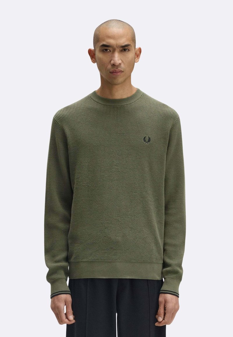 Maglione verde oliva a maglia con scollatura rotonda, motivo текстurizzato, polsini a coste e un piccolo logo sul petto.