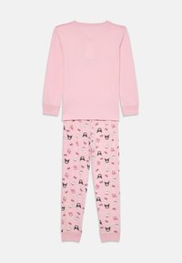 Tyttöjen vaaleanpunainen pitkähiha-toppi, jossa on yhteensopivat vaaleanpunaiset housut, joissa on Hello Kittyn ja muiden hahmojen kasvojen kuvio, joissa on nauhoja.