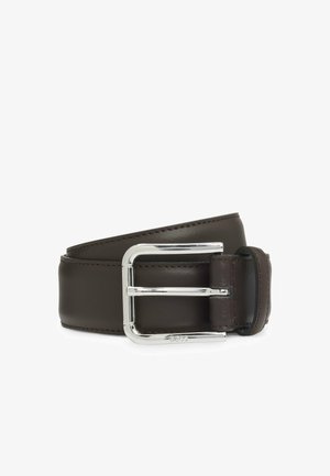 Ceinture en cuir marron avec une texture lisse, dotée d'une boucle en métal argenté et de coutures soignées le long des bords. Design classique.