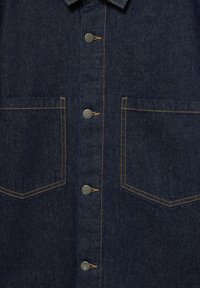 Temno modra denim srajca z gumbi na sprednji strani, dvema prsoma žepoma, srebrnimi gumbi in kontrastnim oranžnim šivom.