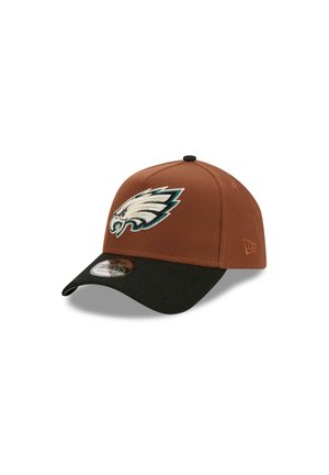 Braune Baseballmütze mit einem schwarzen Schirm, featuring ein gesticktes Adler-Logo in Türkis und Weiß auf der Vorderseite. Verstellbarer Hinterverschluss.