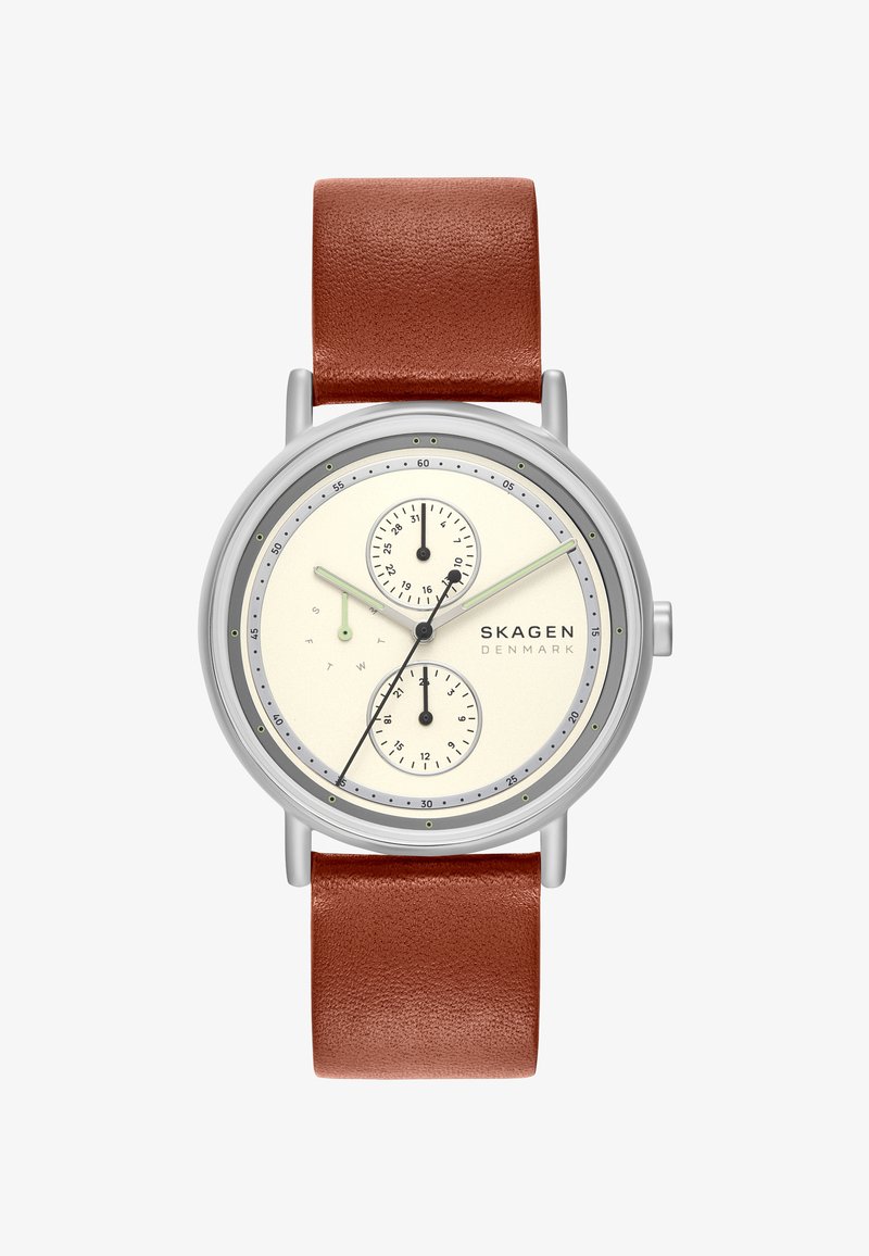 Runde silberne Uhr mit cremefarbenem Zifferblatt, braunem Lederarmband, drei Hilfszifferblättern für Datum, Tag und 24-Stunden-Anzeige und Skagen Denmark Logo.