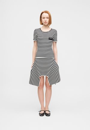 Robe à rayures noires et blanches avec un col rond et des manches courtes, dotée d'un corsage cintré et d'une jupe évasée avec des poches latérales.