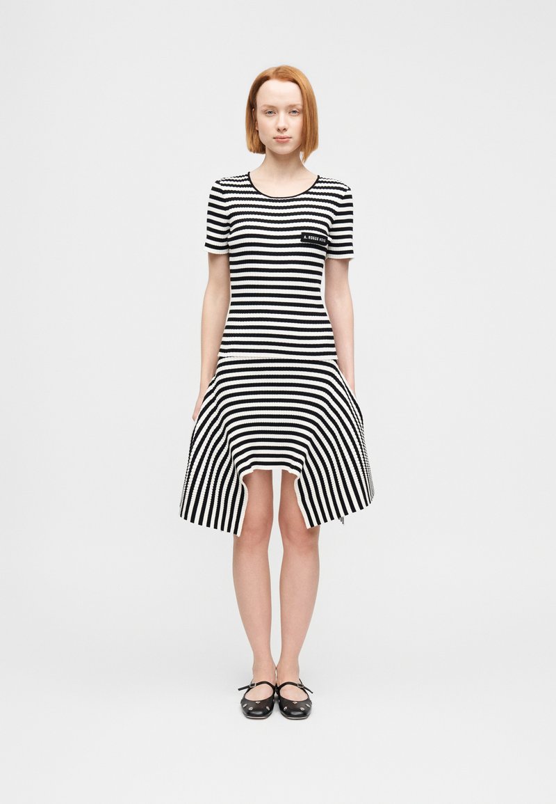 Μαύρο και άσπρο ριγέ φόρεμα με στρογγυλή λαιμόκοψη και κοντά μανίκια, με εφαρμοστό μπούστο και φαρδιά φούστα με πλαϊνές τσέπες.