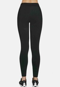 Czarne legginsy o dopasowanym kroju, z elastycznym pasem i gładką fakturą. Zaprojektowane z myślą o komforcie, kończą się tuż nad kostką.