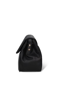 Borsa in pelle nera texturizzata con apertura superiore pieghevole, dettagli in metallo dorato e base dalla forma strutturata. Finitura liscia con particolari cuciture.