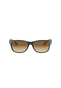 Occhiali da sole con gradiente marrone, dotati di una montatura in plastica nera e tartarugata, con un logo Ray-Ban ben visibile sulla tempia.