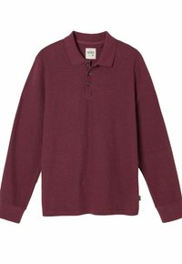 Burgunderfarbener Langarm-Polohemd aus strukturiertem Stoff, mit klassischem Kragen und Knopfleiste mit drei Knöpfen. Etikett innen am Kragen sichtbar.