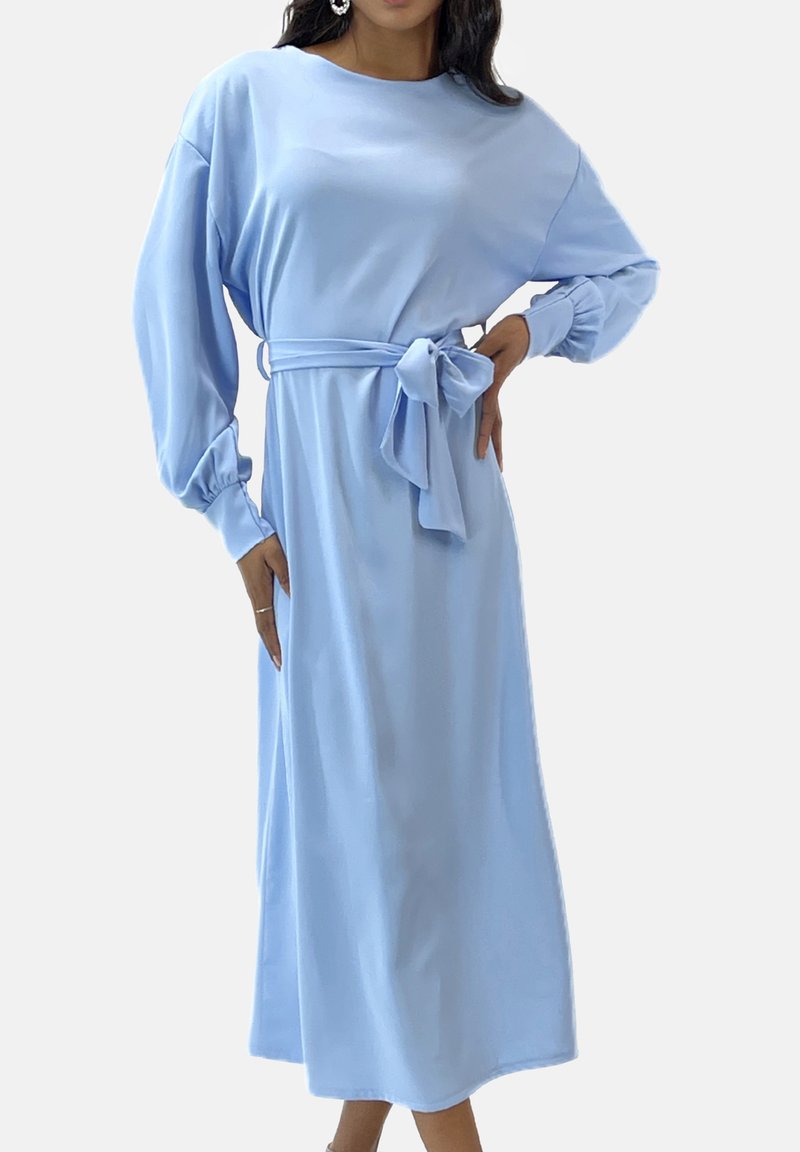 Vestido azul claro de manga larga hecho de tela suave, con escote redondo, cintura ceñida con cinturón anudado y corte holgado.
